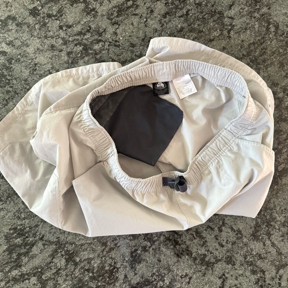 Nike ACG Mens Light Gray Cargo Shorts - Picture 4 of 5